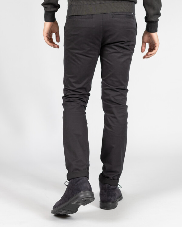 Παντελόνι slim fit