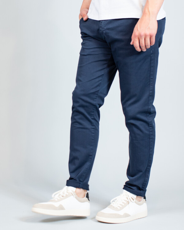 Παντελόνι slim fit