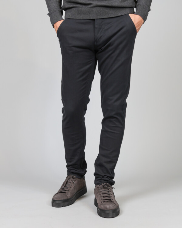 Παντελόνι slim fit