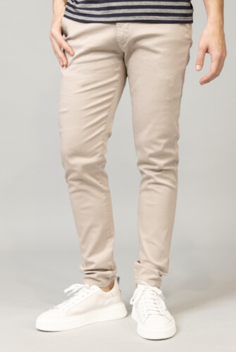 Παντελόνι slim fit
